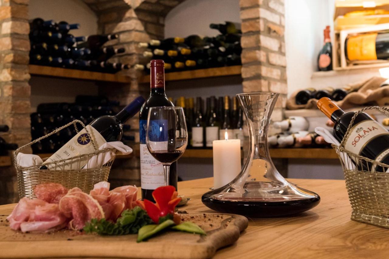 Aquila Atlantis Hotel Kandiye Dış mekan fotoğraf Wine tasting at a wine shop
