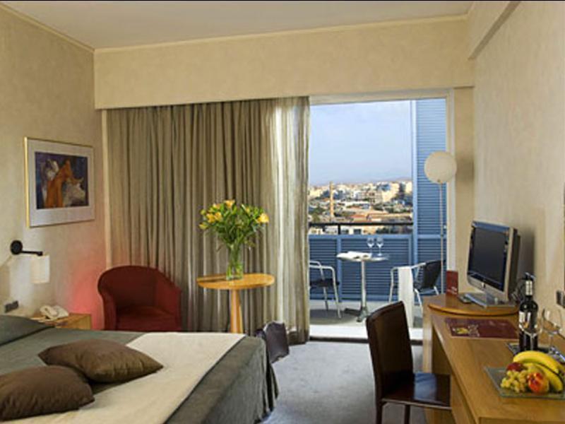 Aquila Atlantis Hotel Kandiye Dış mekan fotoğraf A room at the Athens Hilton