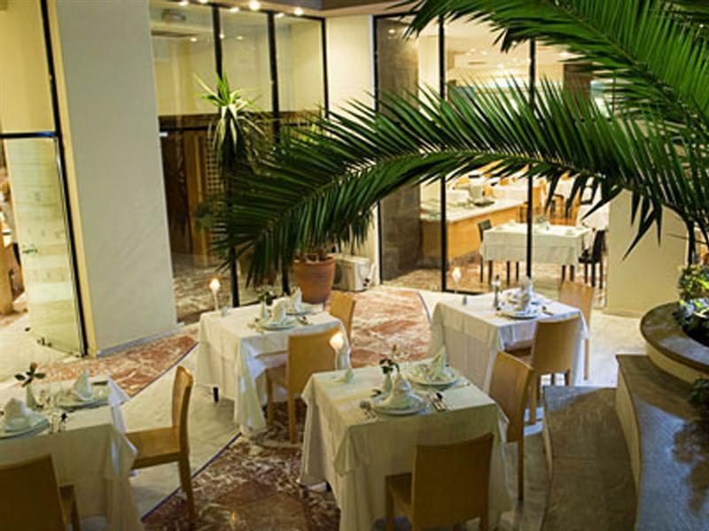 Aquila Atlantis Hotel Kandiye Dış mekan fotoğraf Restaurant in the hotel