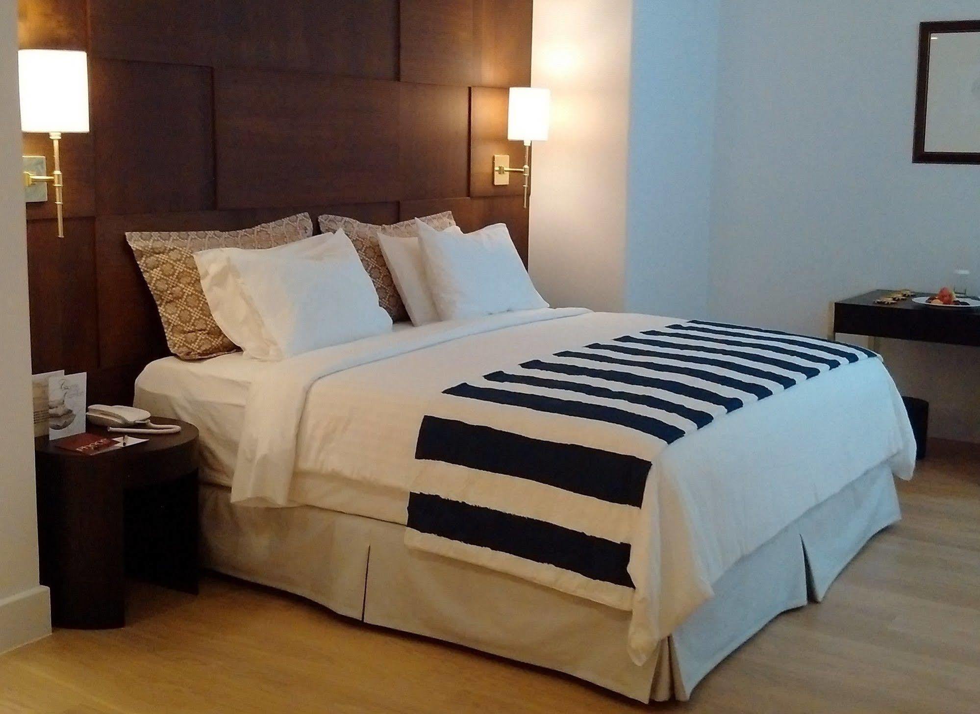 Aquila Atlantis Hotel Kandiye Dış mekan fotoğraf A bed with a bed skirt
